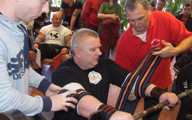 Súlyos vasak emelkedtek levegőbe a Darvas Iskolában