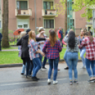 Vidám búcsú a sulitól: bolond ballagók a Kossuth utcán