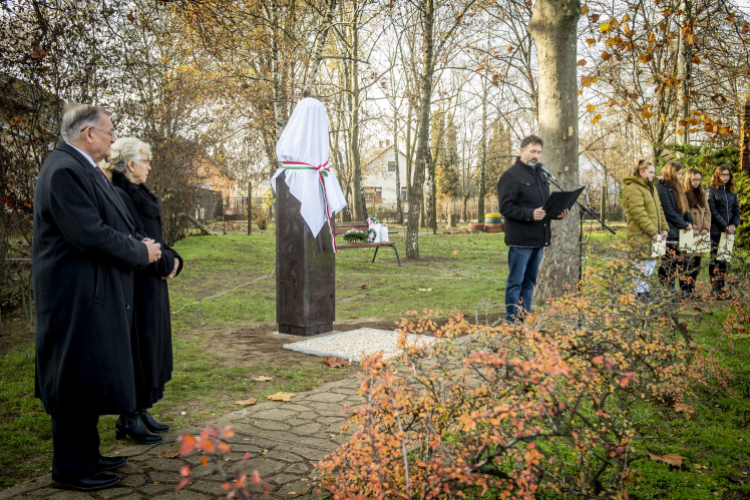 Fülöpjakab központjában avatták fel Petőfi Sándor mellszobrát