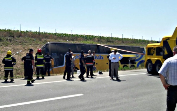 Felborult egy gyerekeket is szállító lengyel busz Szerbiában, egy halott
