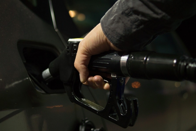 Csökken az üzemanyagok ára pénteken