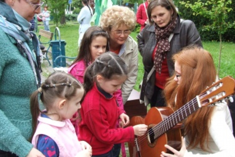 Így zenélünk, táncolunk, rajzolunk mi