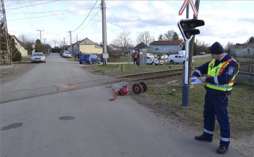 Tiszaalpáron kistraktorral ütközött egy vonat