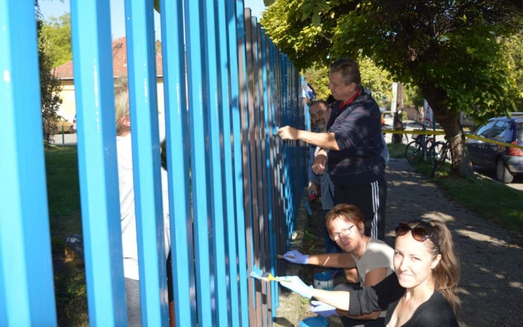 Társadalmi munkában festették le a kórház kerítését