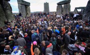 Tízezrek ünnepelték a nyári napfordulót Stonehenge ősi köveinél
