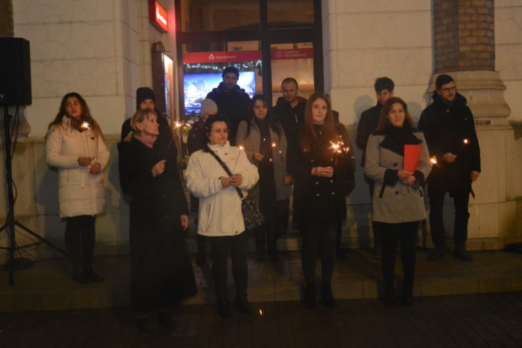 Lobog már az öröm lángja is