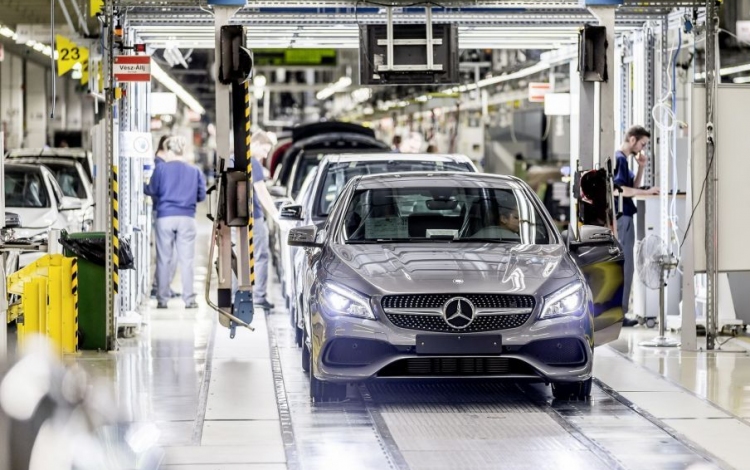 Most már biztos: két hétre leáll a Mercedes gyártása