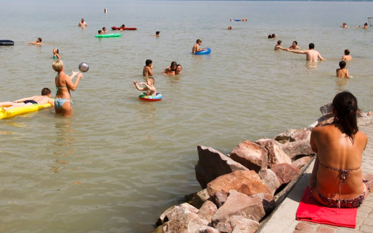 Már most nagy a tömeg a Balatonnál