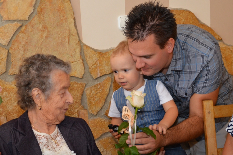 90. születésnapján népes család vette körbe Marika nénit