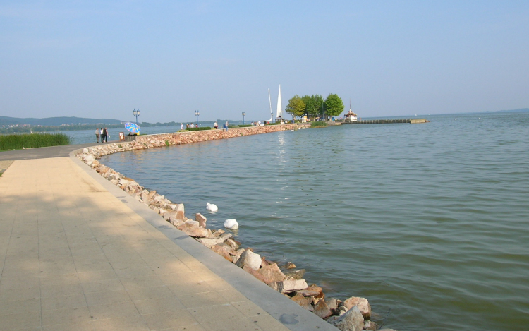 Balatonon októberig tart a nyár