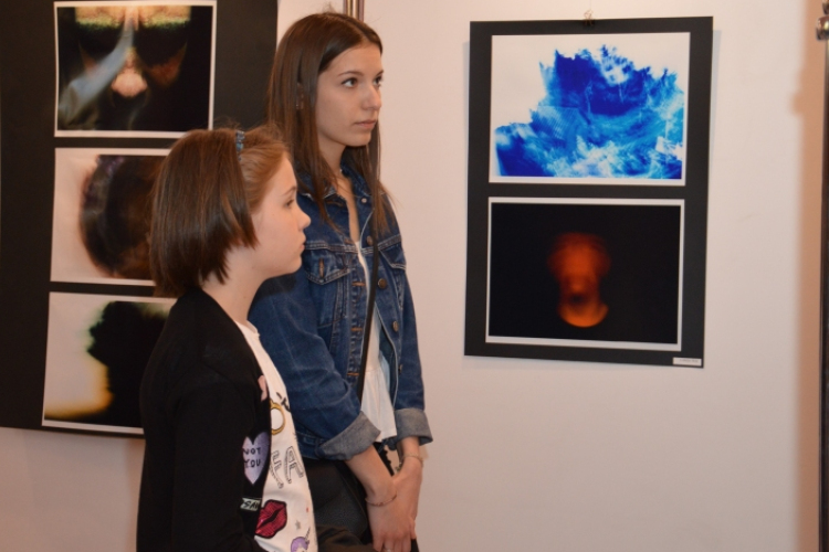 Szívet-lelket melengető kiállítás nyílt az alapfokú művészeti iskola diákjainak munkáiból