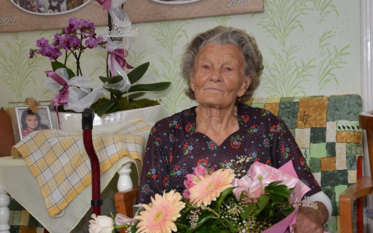 Cseri mama 90 évesen is felpattan kerékpárjára