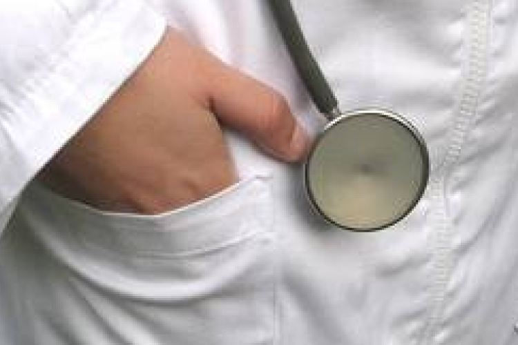 Itthon maradnak a kezdő orvosok