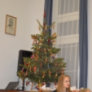 Ifjú művész palánták a karácsonyfa körül