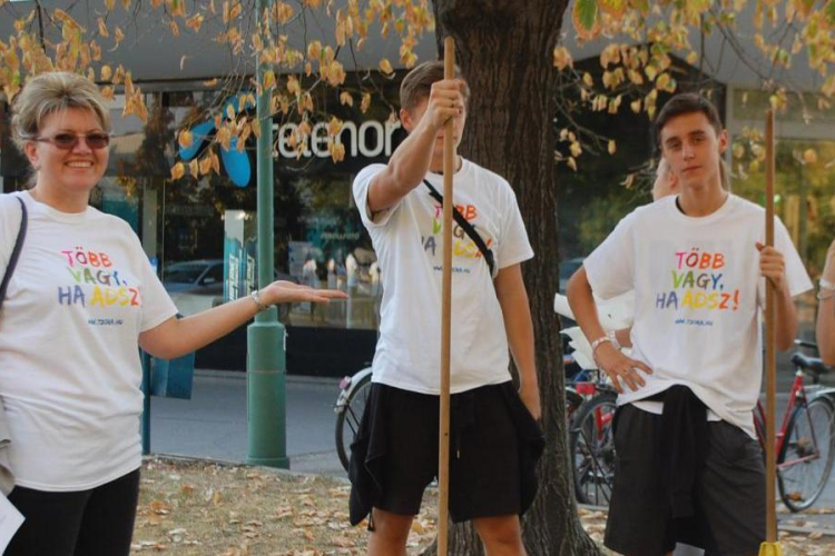 Három napon át végeznek önkéntes munkát