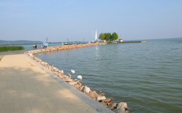 Balatonon októberig tart a nyár