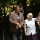 Őzikéket, mókusokat etet Marika néni