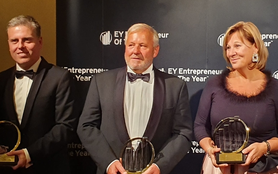 A KÉSZ alapítója nyerte a különdíjat az Év Üzletembere gálán