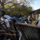 Napokig hordják a több konténernyi szemetet az Illésházy utcából