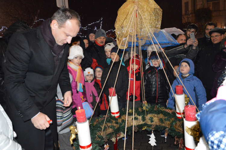 Fellobbant a lángja az első adventi gyertyának