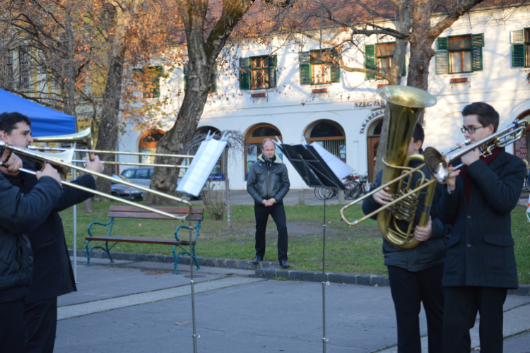 Az apostoli kettős kereszt utat mutat