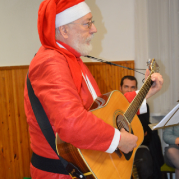 Gitározott és énekelt a Mikulás a gyerekeknek