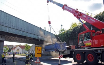 Már nálunk is megy a híd-kamion borotválás – VIDEÓ