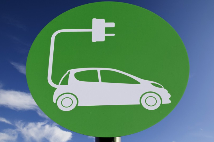 Egy év alatt közel 50 százalékkal nőtt az elektromos autók száma, egyre többen hosszabb útra is elindulnak vele