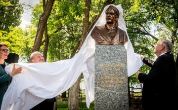 Lakitelek - Felavatták Yunus Emre török költő szobrát