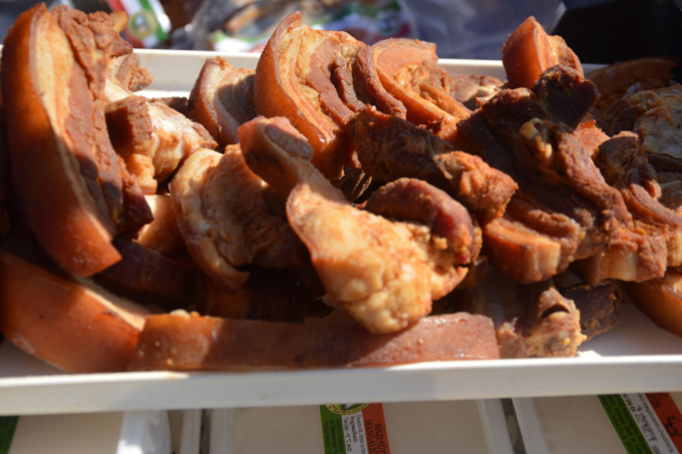 Régmúlt idők disznóvágási hangulatát idézték fel a városközpontban