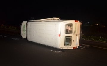 Illegális bevándorlókat szállító kistehergépkocsi borult fel M5-ös autópályán