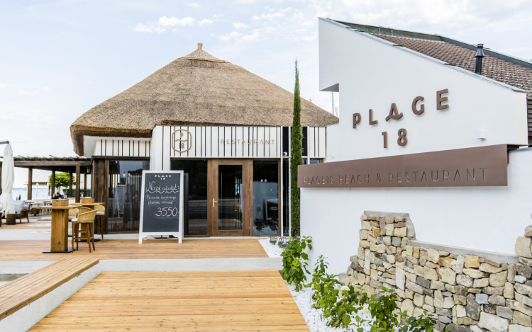 Tihanyban találtunk rá a Balaton legszebb strandjára – Megnyílt a Plage18 étterem, bár és strand