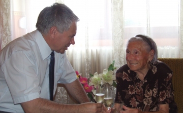 95 éves lett a dalos ajkú Rozika néni