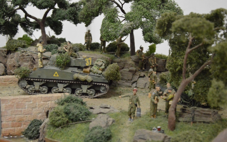 Liliputi méretű tankok, katonák a művelődési központban