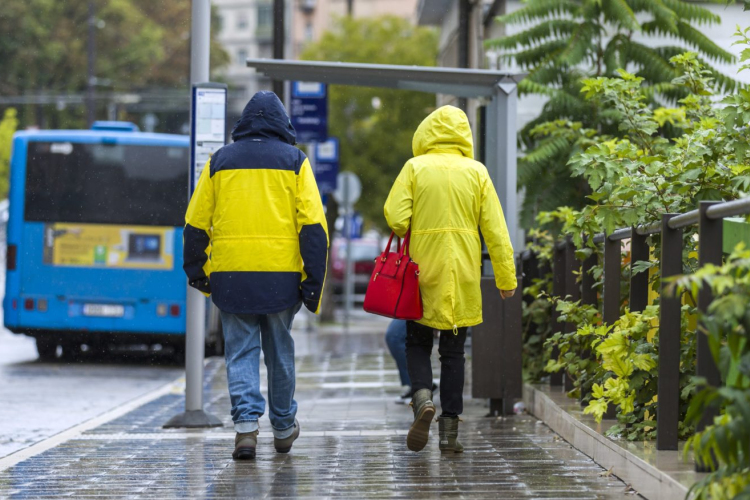 Késő délelőttől egyre több helyen valószínű eső, zápor