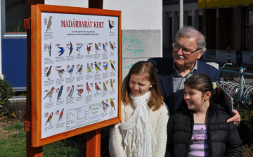 Információs táblát avattak a Madárbarát kertben