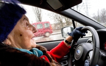 Kell-e korlátozni a nyugdíjasok autóvezetését?