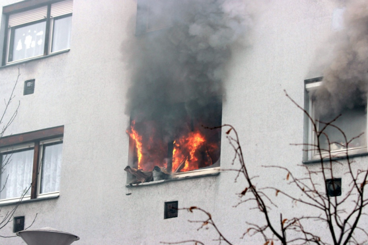 Lakástűzzel indult a nap a lakótelepen