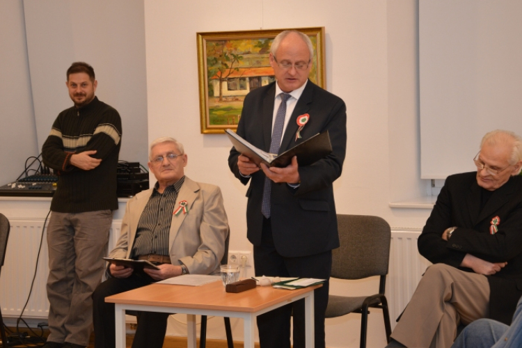 Zenére csilingeltek a verssorok