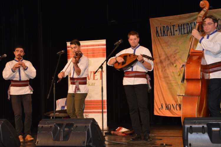 Nyílt énekórán ismerkedtek a gyerekek a Kárpát-medencei magyarok zenéjével