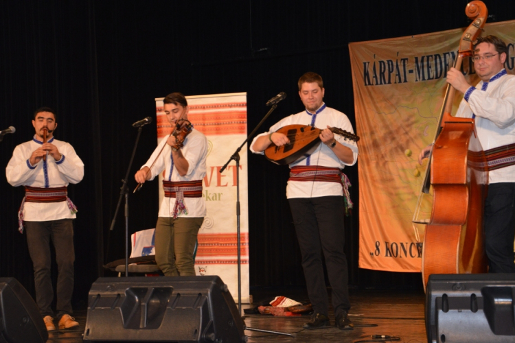 Nyílt énekórán ismerkedtek a gyerekek a Kárpát-medencei magyarok zenéjével