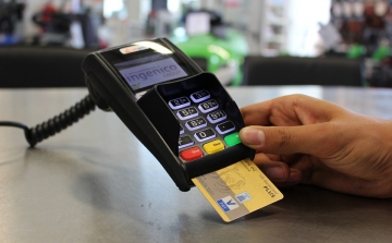 Egyre népszerűbb a bankkártyás vásárlás – egyre tudatosabb is