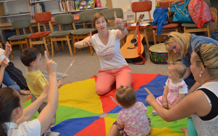 A zene hangjain lopózik az angol nyelv