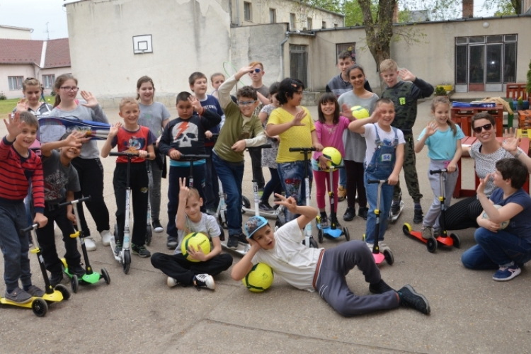 Boldogan játszanak a Szilveszteri Futás bevételéből vásárolt sporteszközökkel