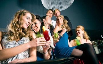 Több alkoholt isznak a nők és a fiatalok