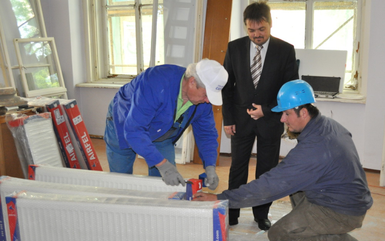 Júniusban költöznek a mentők