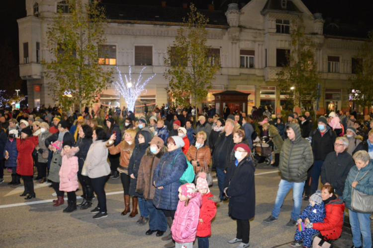 Lobog a hitet jelképező láng városunk adventi koszorúján