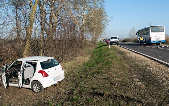 Busszal ütközött a Suzuki