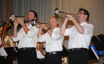 Svájci fúvósok szolgáltatnak térzenét a Petőfi téren