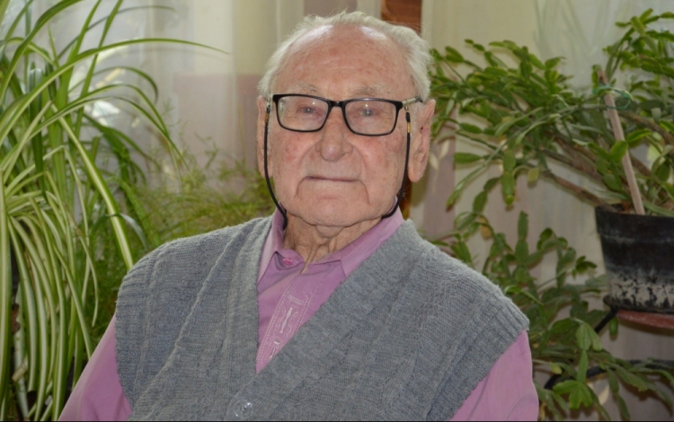 Jókedvűen, aktívan telnek a 95 éves András bácsi mindennapjai